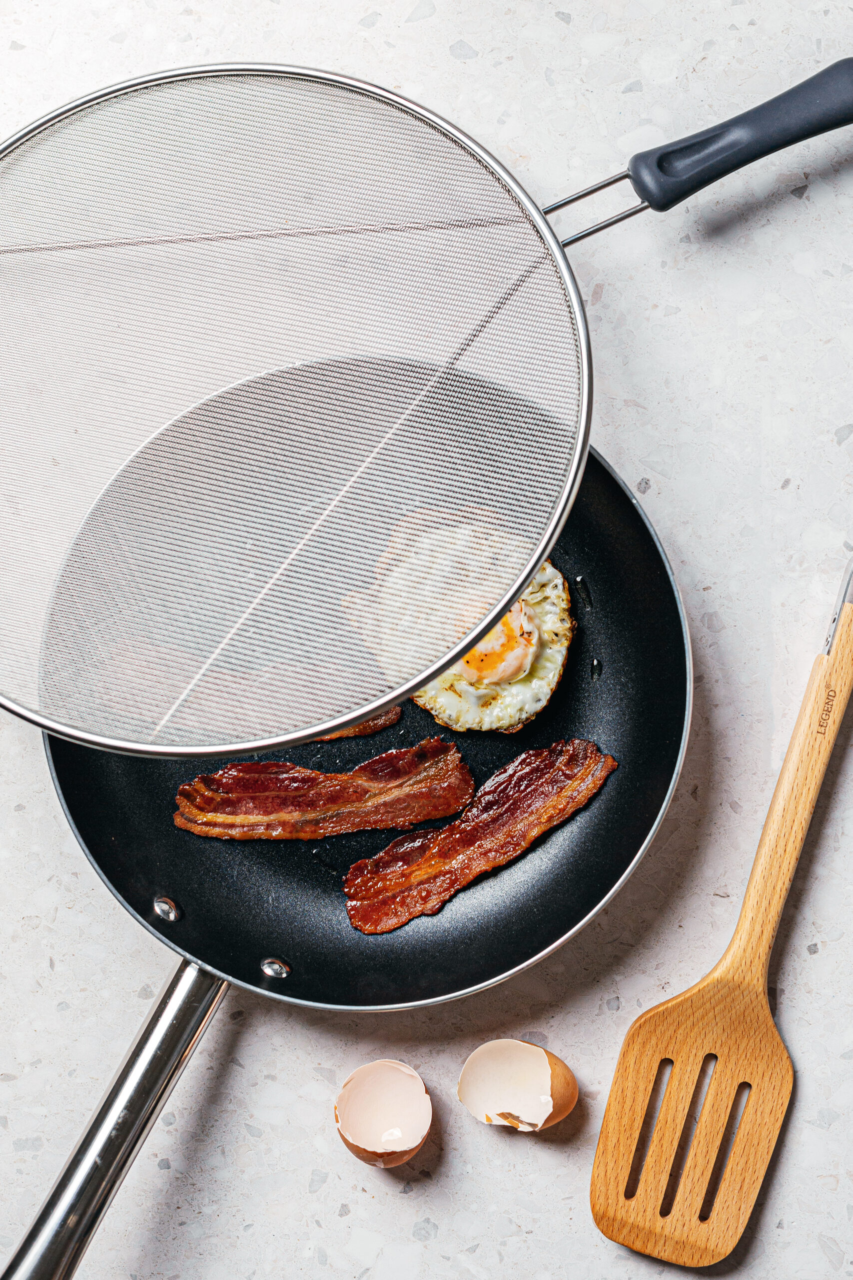 201020 600648 600700 6009710422786 6009710422847 6009710422854 Legend Premium Splatter Screen Beechwood Turner and Prof Chef 24cm Frying Pan Group Lifestyle Image 1 scaled
