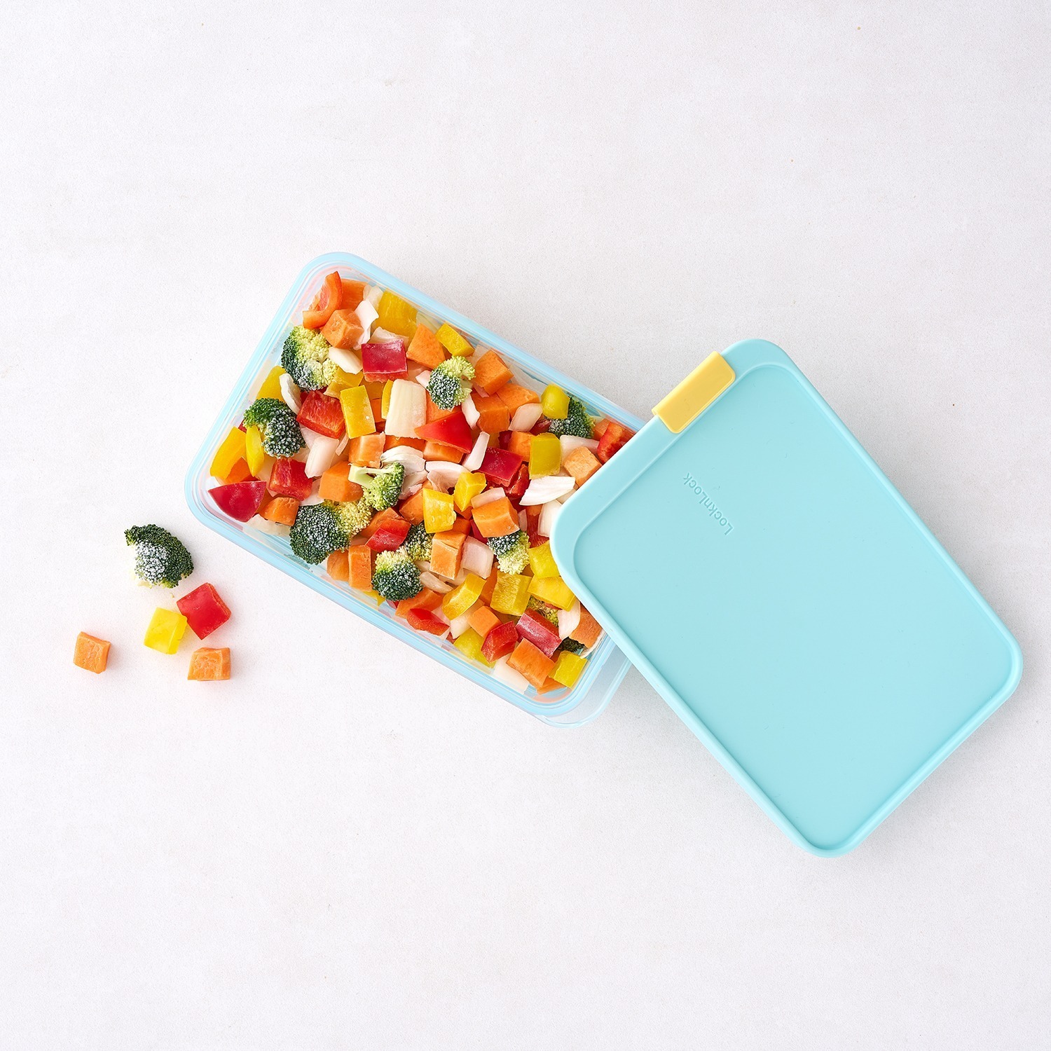 HFL103 8803733377004 LocknLock Freezer Fit rect 1.05lt Lifestyle